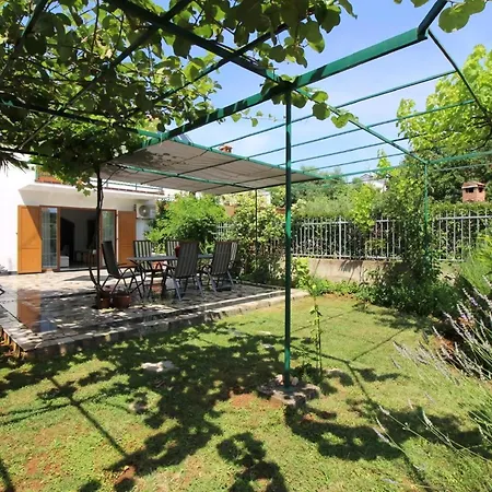 Strandnahes Lavanda Mit Schoenem Garten Holiday home Porec